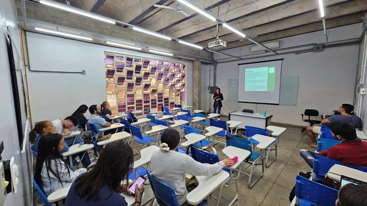 A estudante de Engenharia Ambiental, Gisele Danese Maciel, apresentou a pesquisa:Estudo da qualidade da água do lago Beija-Flor no município de Goiânia-GO, na programação do 12º SLICT, no Câmpus Goiânia.